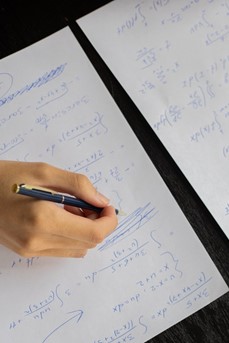 Un candidat du baccalauréat travaille sur un brouillon durant l'épreuve de mathématiques