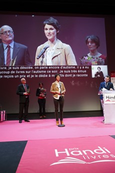 Églantine Éméyé reçoit son prix Handi-Livres dans la catégorie Biographie