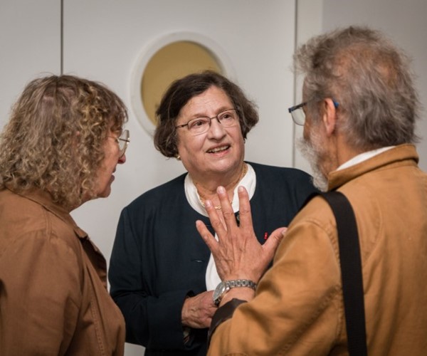 Chantal Lebatard, Présidente du Fonds Handicap & Société, avec 2 lauréats