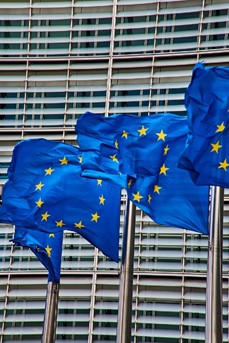 Des drapeaux bleus de l'Europe devant le bâtiment de la Commission européenne