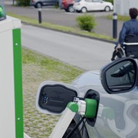 Voiture électrique : une borne de recharge automatisée pour aider les conducteurs handicapés