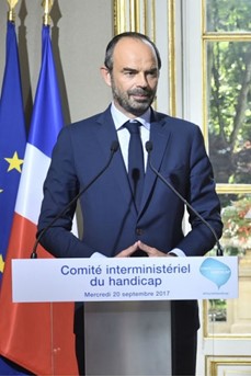 Le Premier ministre, Édouard Philippe, en compagnie de Sophie Cluzel, durant son discours à l'issue du CIH
