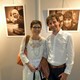 Le photographe Philippe Romeyer (à droite), et Mme Prado, Présidente de l’Unapei, posant devant des photographies de l’exposition