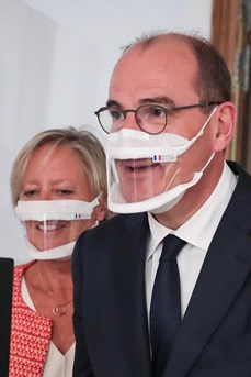 Jean Castex, Premier ministre, et Sophie Cluzel, secrétaire d'État chargée des personnes handicapées, portant des masques inclusifs avec une fenêtre transparente