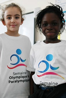 Deux jeunes écolières portant des t-shirts de la Semaine olympique et paralympique