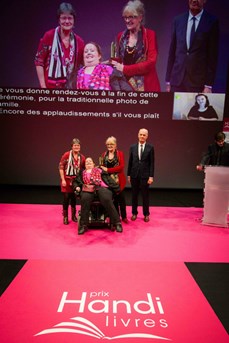Sylvie Sternis, Jeanne et Caroline Pistinier, aux côtés de Pascal Proton, directeur général adjoint du Groupe Apicil