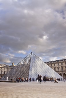 Le musée du Louvre et sa célèbre pyramide de verre située sur la cour Napoléon