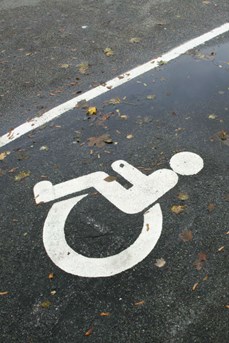 Emplacement de parking réservé aux personnes handicapées