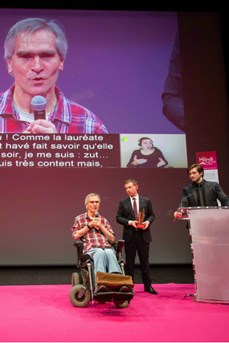 Paul Samanos (à gauche), aux cotés de Stéphane Bridel (au centre), directeur général du Fonds Handicap & Société, s'adresse au public