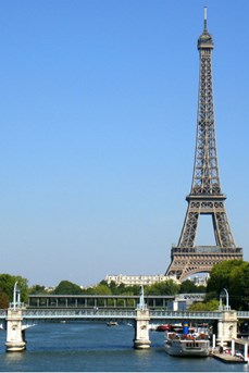 Le pont Rouelle sur la Seine et la Tour Eiffel en arrière-plan