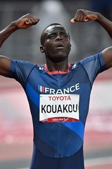 Charles-Antoine Kouakou lève les bras après avoir gagné le 400m T22 aux Jeux Paralympiques 2020