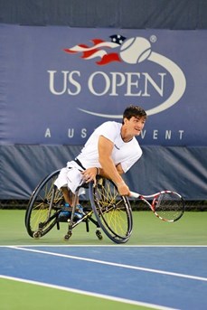 Un joueur de tennis fauteuil durant un match du tournoi US Open en 2013