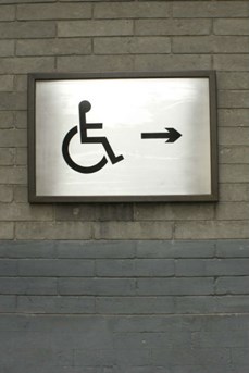 Panneau indiquant un accès pour personne handicapées