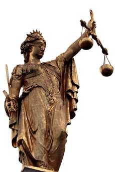 Statue représentant la Justice, avec une femme portant une balance, un glaive et un bandeau sur le yeux