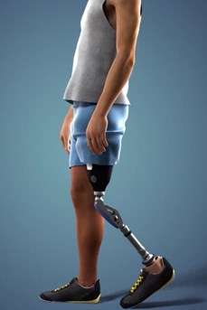 Un homme amputé de la jambe gauche marche avec sa prothèse