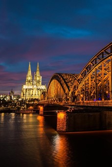 Le pont Hohenzollern éclairé et, en arrière plan, la cathédrale de Cologne en Allemagne