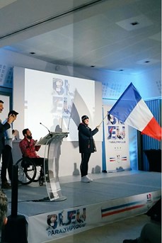Marie Bochet porte le drapeau français lors de sa désignation comme porte-drapeau pour les Jeux Paralympiques de PyeongChang 2018