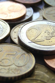 Un tas de pièces de monnaie en euros de différentes valeurs