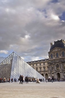 Le musée du Louvre et sa pyramide de verre sur la cour Napoléon