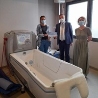 Des baignoires adaptées pour le bien-être des résidents handicapés d'une MAS