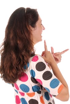Une femme parle en langue des signes française (LSF)