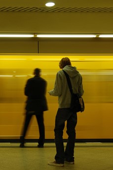 Un jeune attend le métro sur un quai