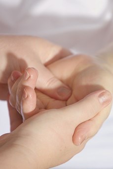Une personne reçoit un massage de la main
