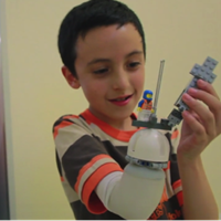 Un ingénieur développe une prothèse pour enfants amputés… avec des Lego !