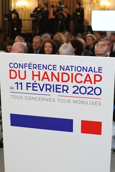 Pancarte portant l'inscription : « Conférence national du handicap du 11 février 2020 »