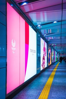 Des affiches numériques annoncent les Jeux Paralympiques 2020 dans le métro de Tokyo