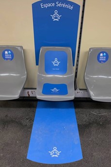 Dans la station Brotteaux, un espace Sérénité indiqué en bleu est aménagé au milieu de sièges du quai