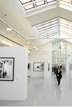 Des visiteurs profitent d'une exposition de photographies en noir et blanc