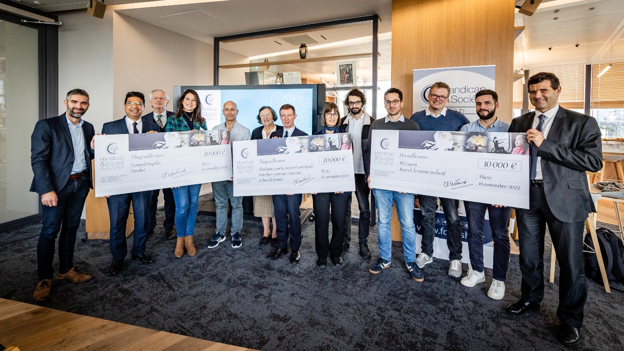 Lauréats de l'Appel à projet 2022 recevant leur chèque au siège de Microsoft