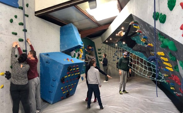 Des jeunes de l'IME La Bauche du Rouet apprennent à faire de l'escalade sur des murs de la salle El Cap