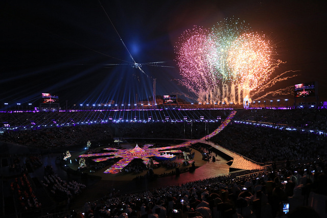 Le Stade olympique de PyeongChang illuminé par des feux d'artifice lors de la cérémonie de clotûre des Jeux Paralympiques 2018