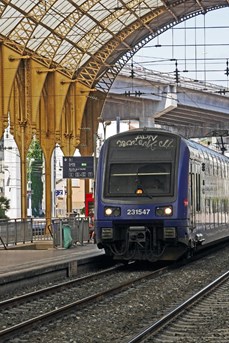 Un train SNCF entre en gare