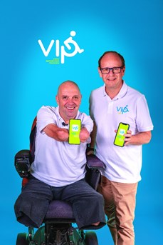 Philippe Croizon et Thierry Garot, créateurs de l'application VIP, montrent l'appli sur des smartphones