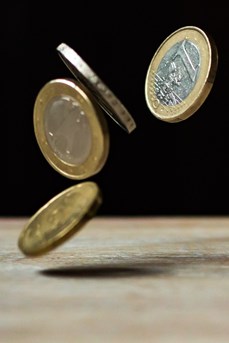 Quatre pièces en euros tombent sur une table