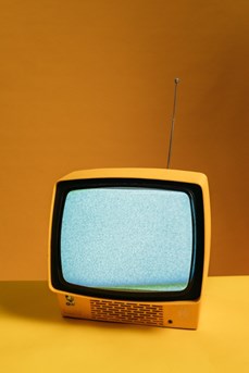 Un poste de télévision jaune avec l'écran brouillé