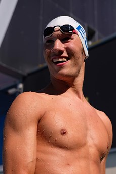Nathan Maillet tout sourire après être sorti de la piscine durant un entrainement