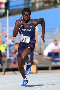 Charles-Antoine Kouakou en train de courir pendant une compétition avec l'équipe de France