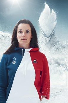 La para skieuse Marie Bochet avec le survêtement de l'équipe de France