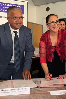La ministre Fadila Khattabi (à droite) et Cyrille Melchior, président du Conseil départementale de La Réunion, (à gauche) au moment de la signature de la convention