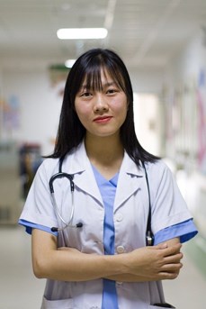 Une médecin dans un établissement médico-social