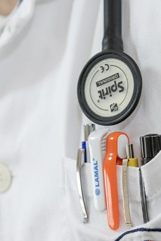 Gros plan de la blouse blanche d'un médecin avec son stéthoscope et les stylos dans sa poche