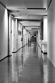 Couloir vide d'un établissement médico-social