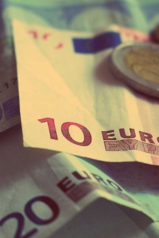 Des billets et des pièces en euros