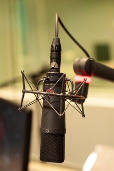 Un micro dans un studio de radio
