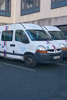 Des minibus du Réseau PAM sont garés dans un parking