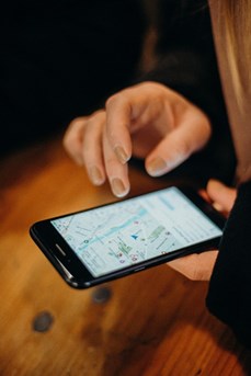 Une femme utilise Google Maps sur son téléphone portable pour se localiser